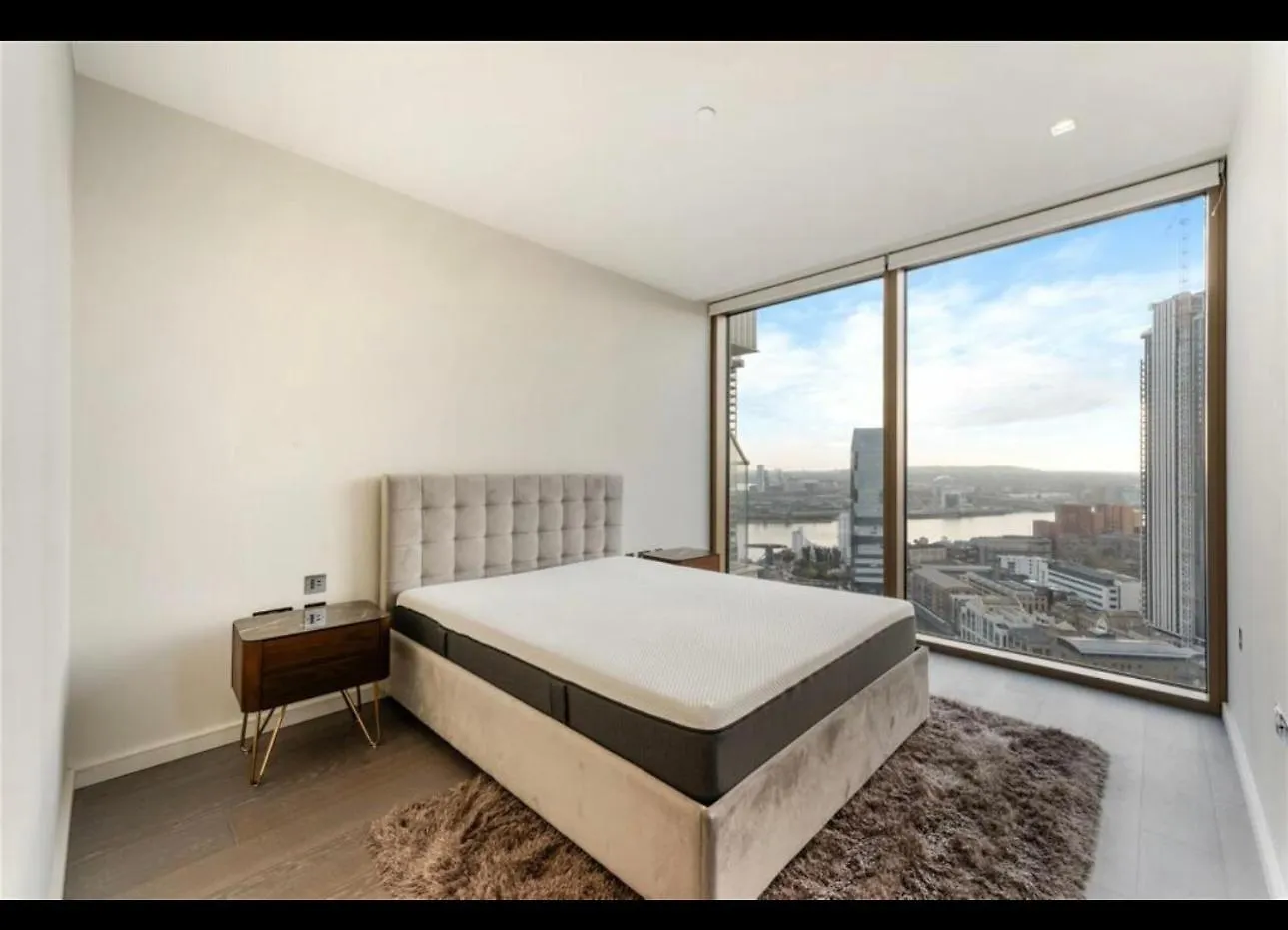 Trendy, Modern 2 Bed Apartment! London Apartment